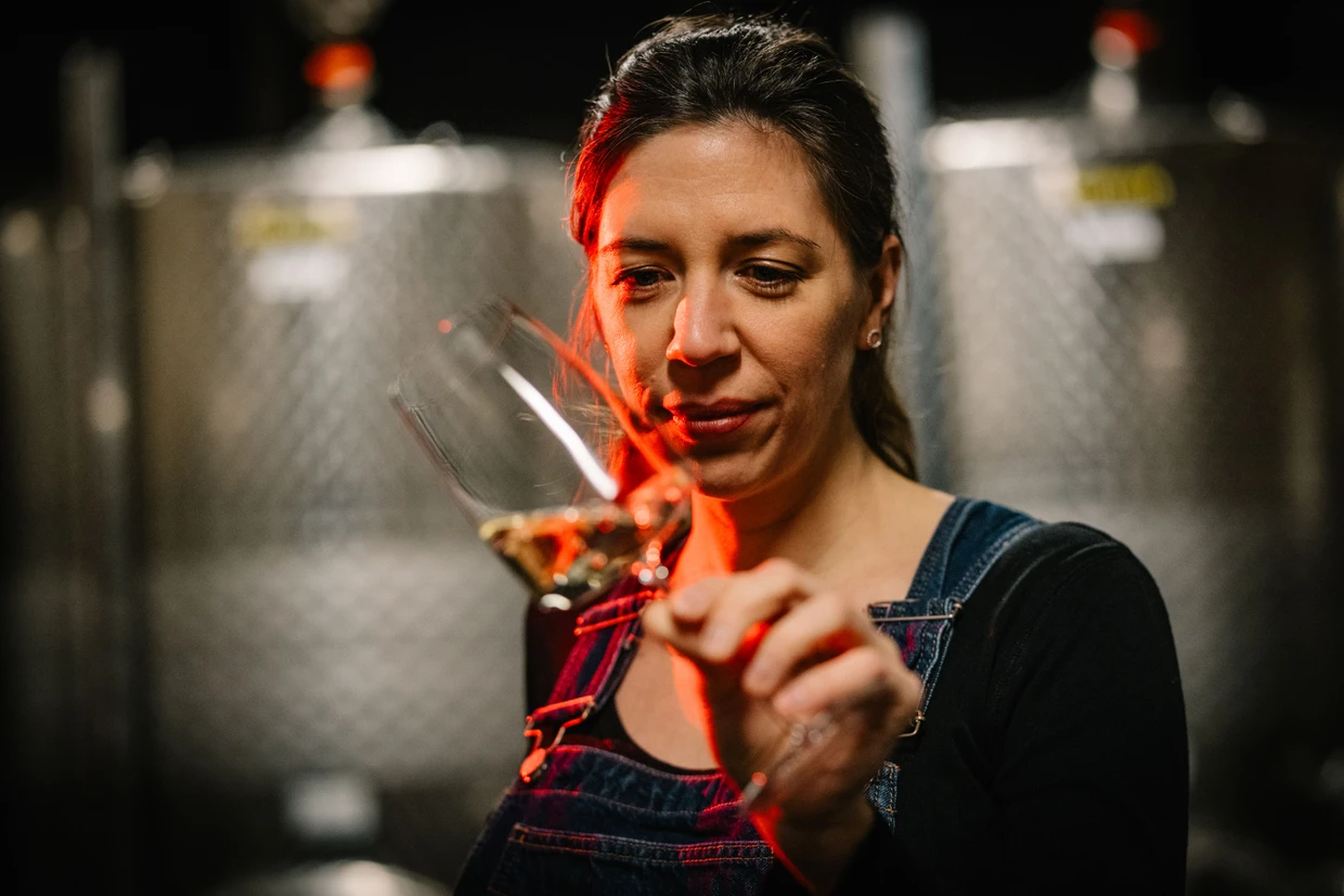 Carolin Weiler hat vor einem halben Jahr von Vater Richard das Weingut Weiler übernommen.