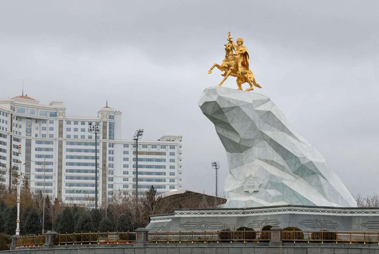 Verherrlichung des Präsidenten: Das Denkmal für Gurbanguly Berdimuhamedov in der turkmenischen Hauptstadt Aşgabat würde auch Donald Trump gefallen.   Picture Alliance