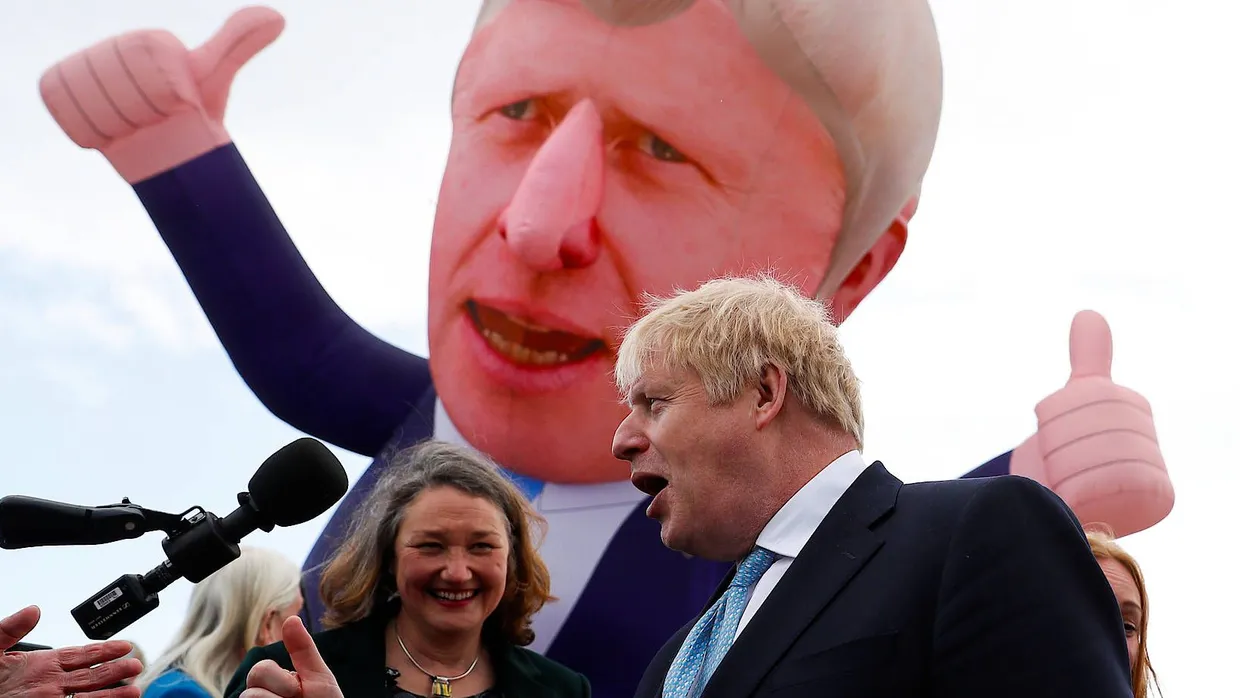Triumph über Labour in Hartlepool: Der britische Premierminister Boris Johnson und die konservative Wahlsiegerin Jill Mortimer.