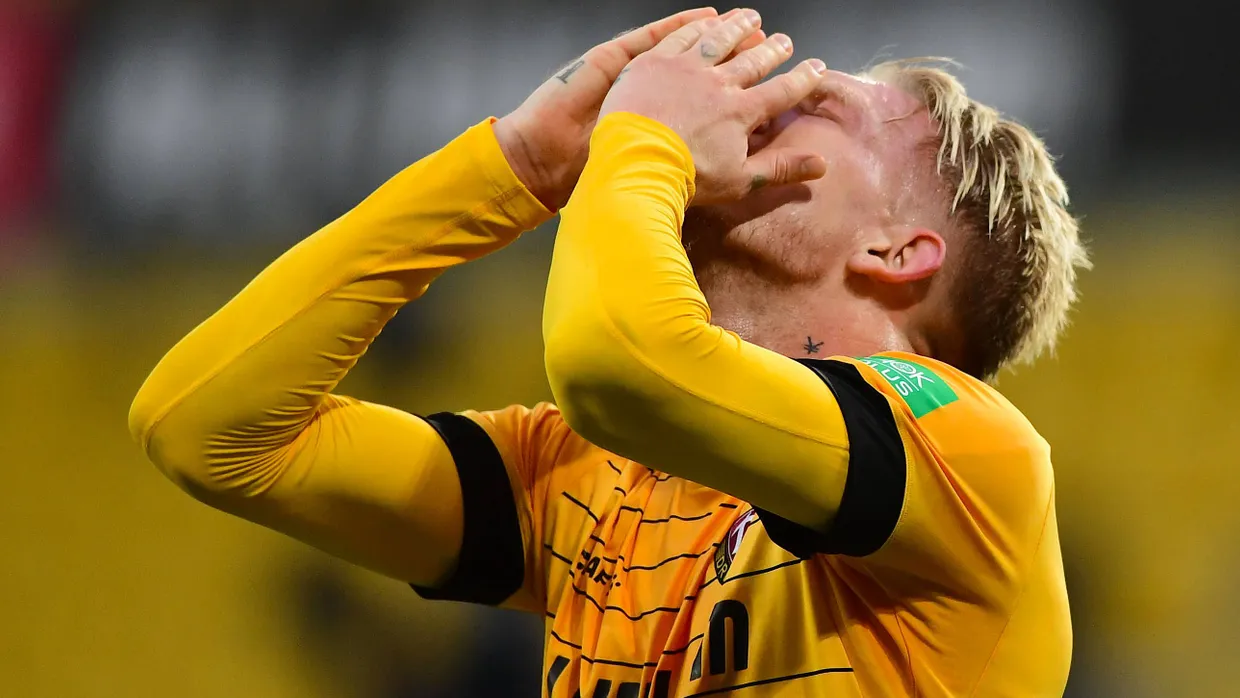 Sportlich abgestiegen: Dynamo Dresden mit Profi Simon Makienok. Der Klub will dennoch in der zweiten Liga bleiben.