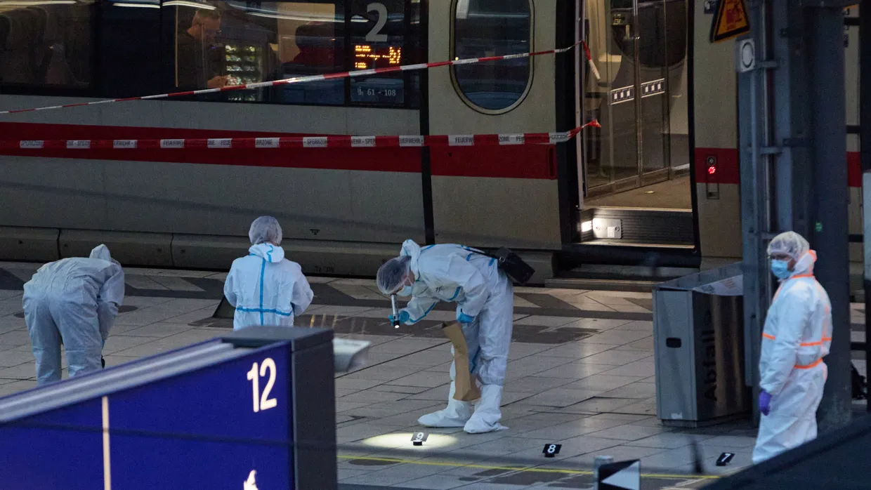 Spurensicherung im Einsatz im Hamburg nach einem Messerangriff am Hauptbahnhof
