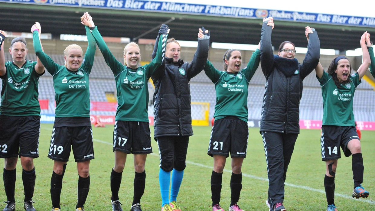 Künftig mit Zebrastreifen weiß und blau: Für die Frauen des FCR Duisburg ist die Übernahme schlau