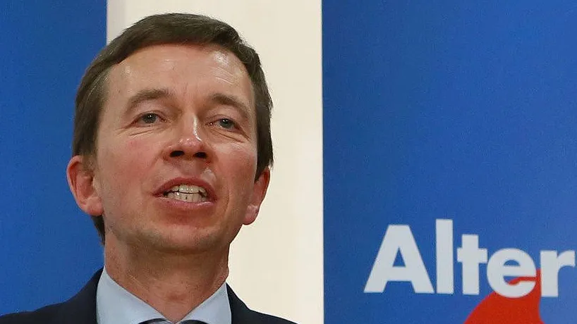 Der AfD-Vorsitzende Bernd Lucke stellt an diesem Montag in Berlin André Yorulmaz vor - seinen Kandidaten für den Posten des Generalsekretärs vor. Links Luckes Favoritin für den Ko-Vorsitz Ulrike Trebesius