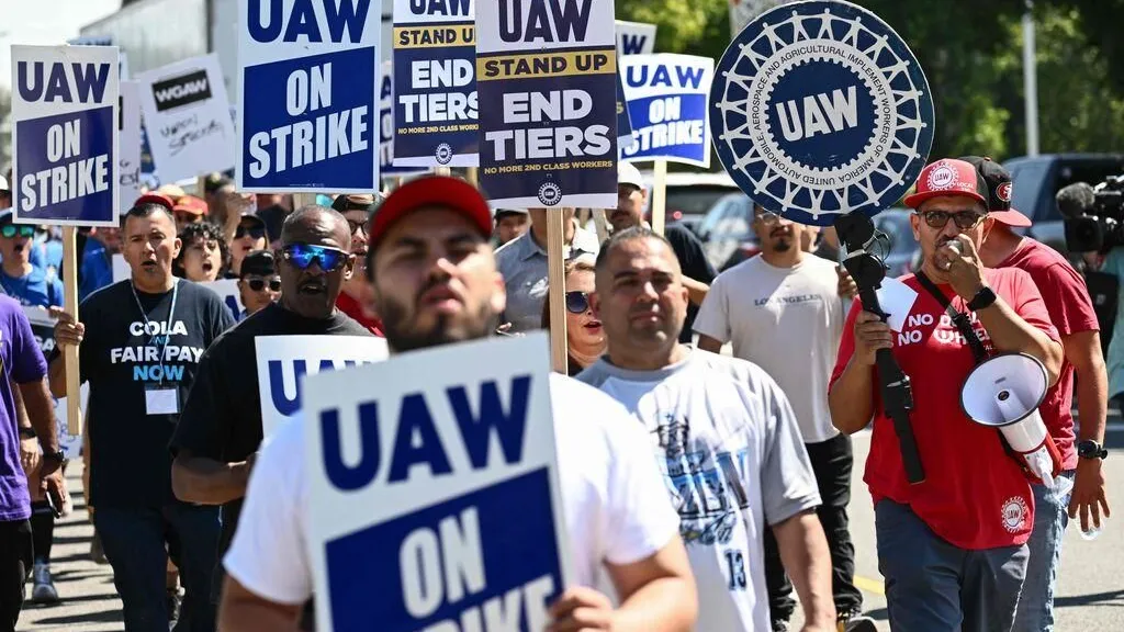Auch Stellantis hat sich nach wochenlangen Streiks mit der Gewerkschaft UAW geeinigt.
