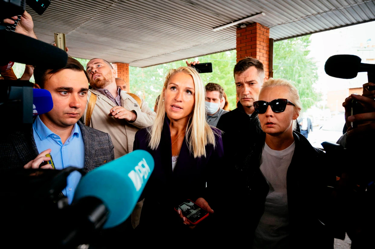 Sie kämpfte für die Überführung: Julija Nawalnaja (rechts mit Sonnenbrille) im August 2020 im Omsker Krankenhaus