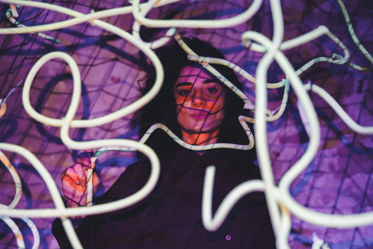 Laut Legende hat Omer für die Freilassung seiner Geliebten Fatima den 80 Meter tiefen Brunnen der Burg Trenčín gegraben: „Well of Love“ von Studio Lásky aus der Türkei