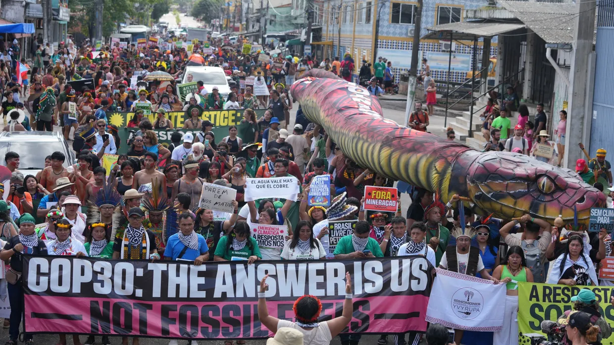 Für den Ausstieg aus fossiler Energie: Demonstranten bei einem Protestmarsch in Belém am Montag