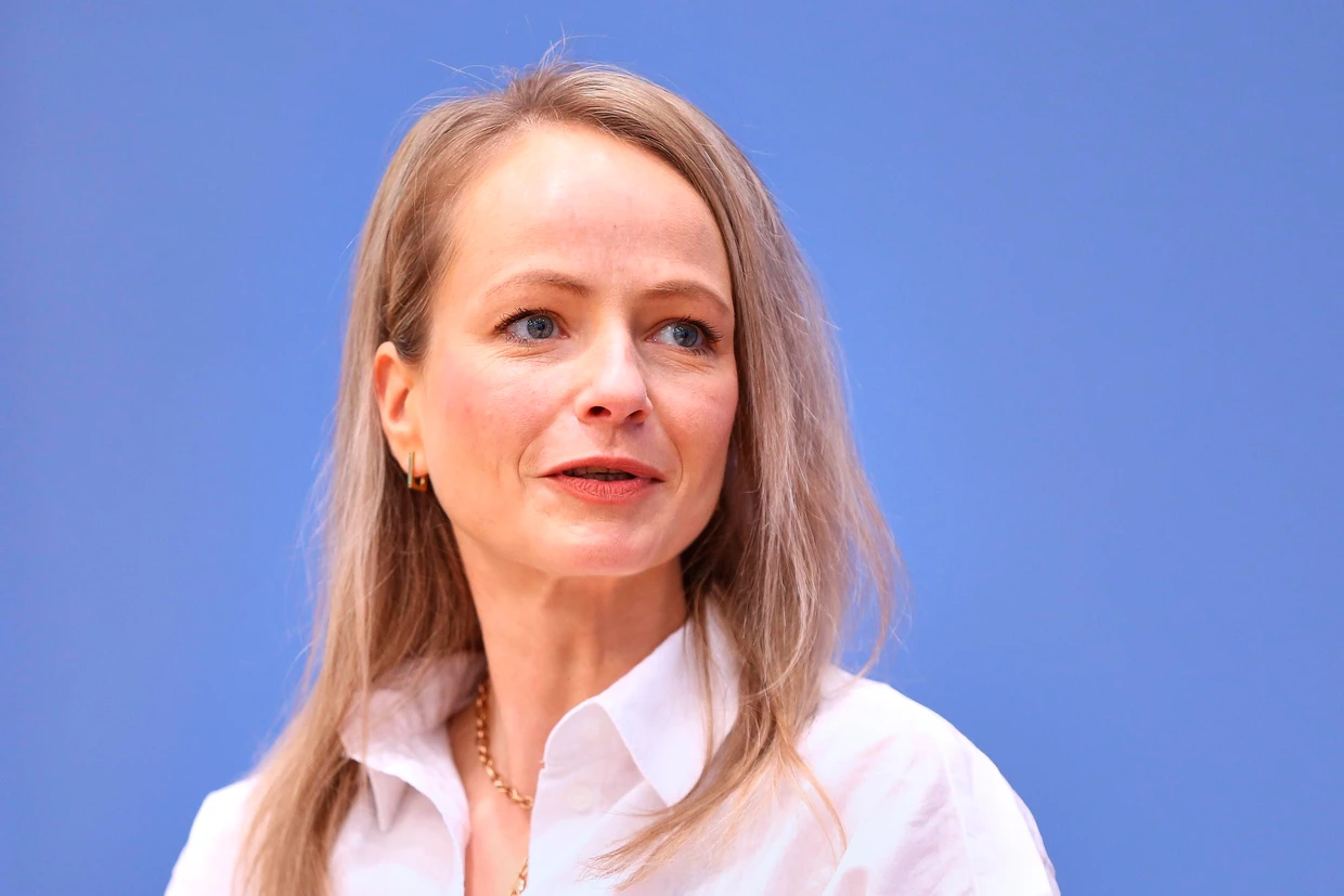 Committed to democracy: Romy Arnold from Mobile Advice Against Right-Wing Extremism in Thuringia presents the 2025 annual review at the federal press conference.