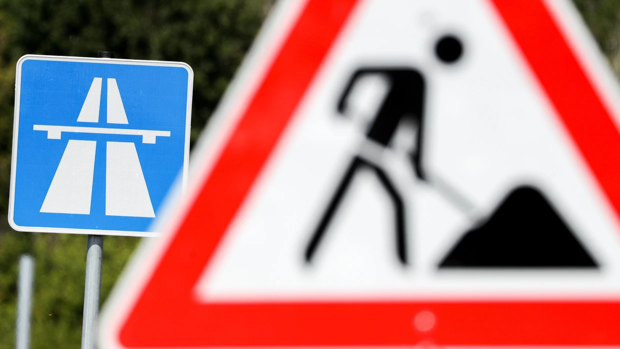 ARCHIV - 18.07.2019, Sachsen, Borna: Ein Schild weist auf eine Baustelle auf einer Autobahn hin. (Symbolbild) (zu dpa: «Ab heute nächtliche Sperrung A66-Tunnel bei Neuhof») Foto: Jan Woitas/dpa-Zentralbild/dpa +++ dpa-Bildfunk +++