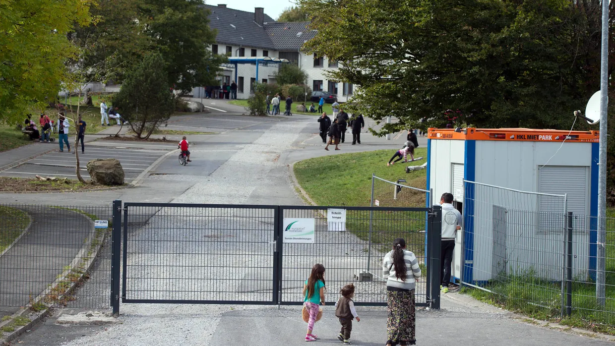 Blick auf Gebäude der ehemaligen Siegerland-Kaserne in Burbach (Nordrhein-Westfalen), die als Flüchtlingsheim genutzt werden