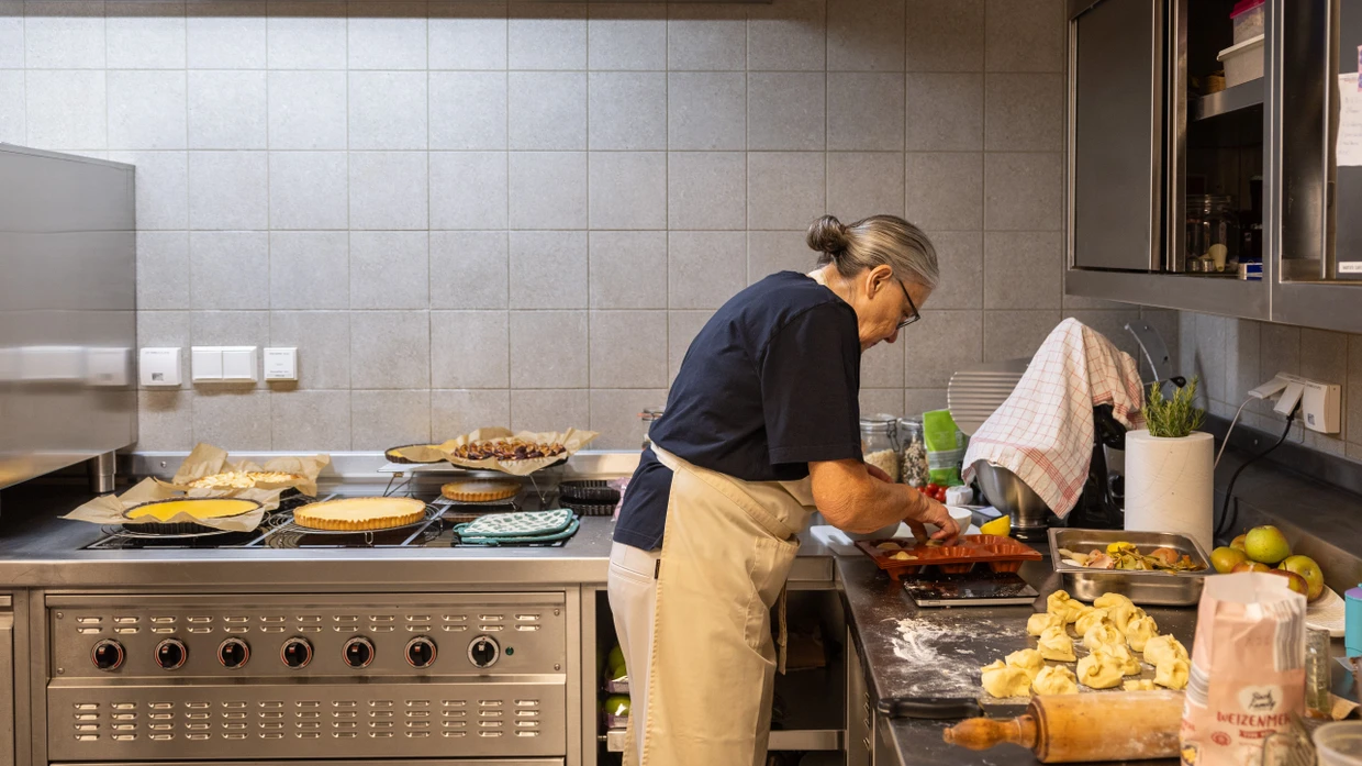 Beruflich aktiv bis ins Alter: eine Bäckerin in einem Café in Kronberg nahe Frankfurt