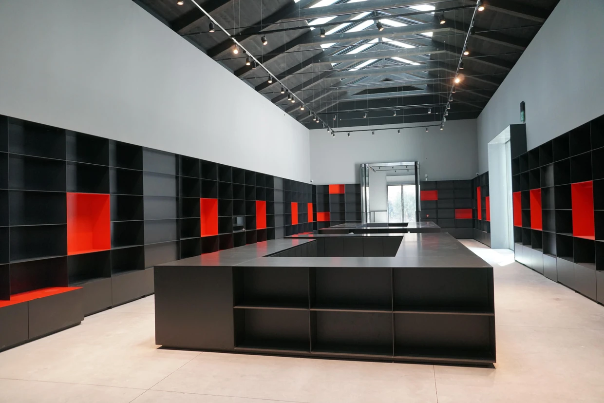 Das römische Architekturbüro Labics, das schon bessere Momente hatte, renovierte den Hauptpavillon der Biennale in den Giardini von Venedig. Lebensfreude war kein prägendes Gestaltungsmotiv.