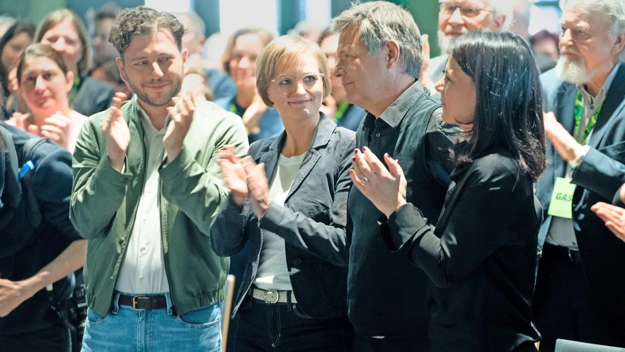 Zeit für Neues: Banaszak und Brantner blicken beim Kleinen Parteitag in Potsdam im April auf Habeck und Baerbock.