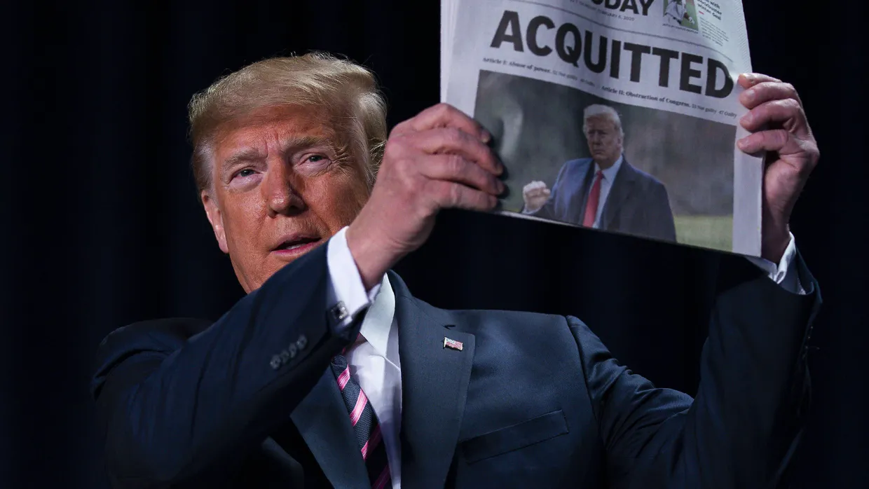 „Freigesprochen“: Beim „Nationalen Gebetsfrühstück“ in Washington, einst eine feierliche Angelegenheit, zeigt Trump die Schlagzeile der Zeitung „USA Today“.