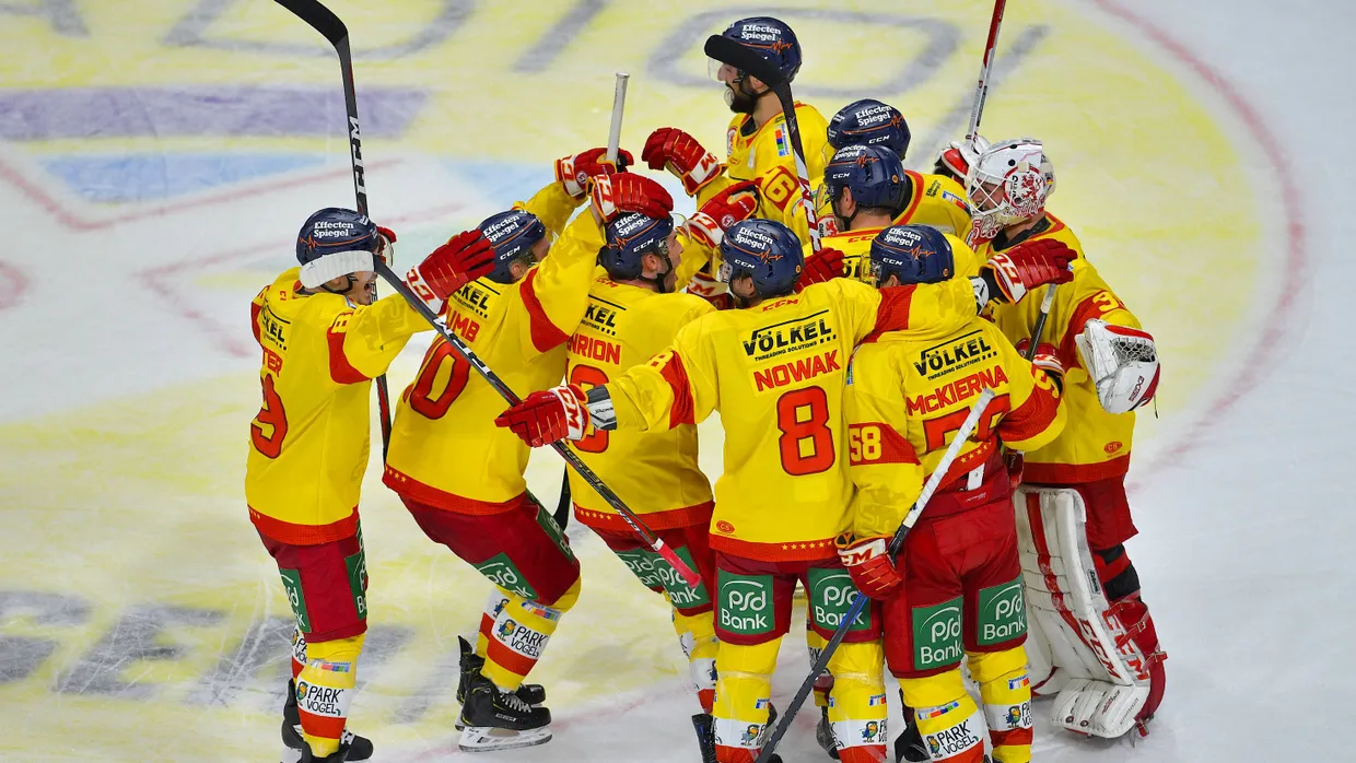 Zum Auftakt der Saison besiegt die Düsseldorfer EG die Adler Mannheim mit 2:1.