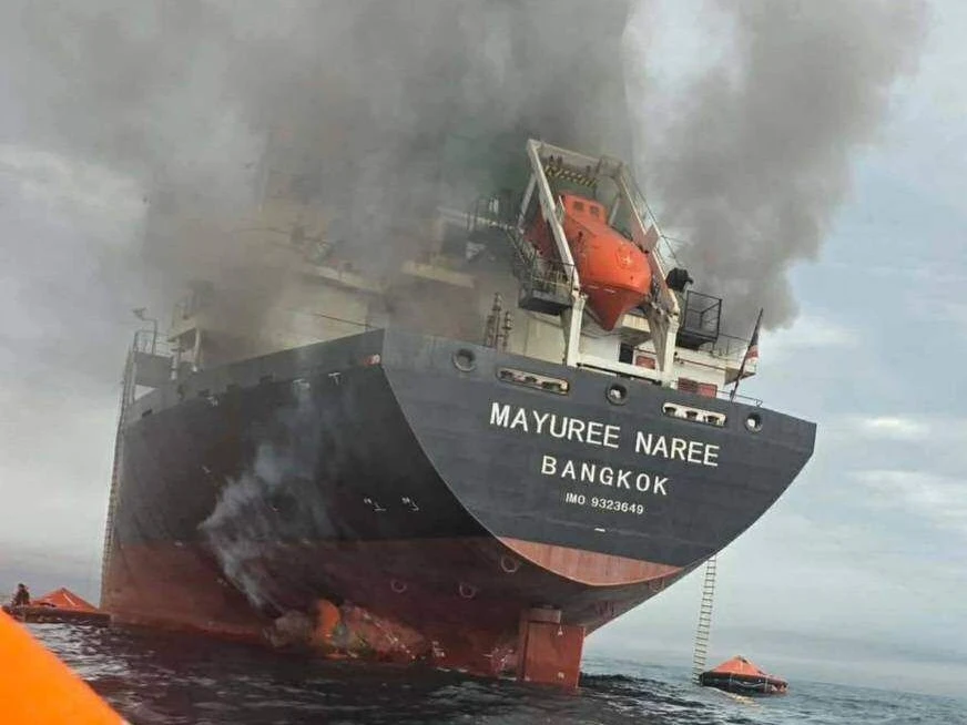 Das von der Königlich Thailändischen Marine veröffentlichte Bild zeigt das Frachtschiff „Mayuree Naree“, das in der Straße von Hormus von einem „unbekannten Geschoss“ getroffen wurde.