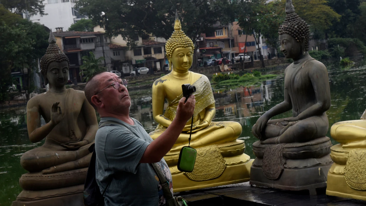 Selfie mit buddhistischer Gottheit in Colombo in Sri Lanka