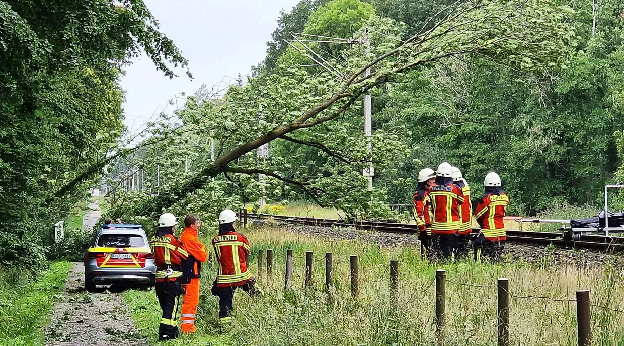 Einsatzkräfte der Feuerwehr auf der gesperrten Bahnstrecke zwischen Oldenburg und Leer