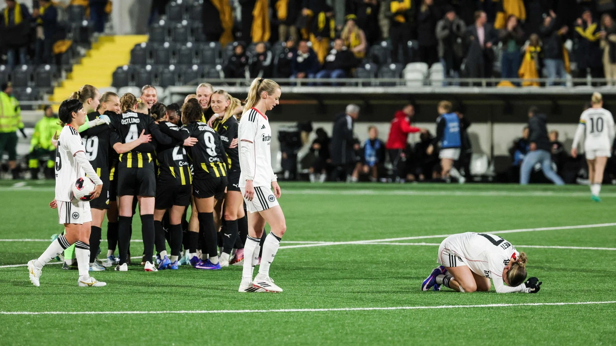 Während die Spielerinnen des schwedischen Meistes BK Häcken ihr Weiterkommen bejubeln, müssen die Frankfurterinnen ihr Ausscheiden aus dem Wettbewerb verdauen.