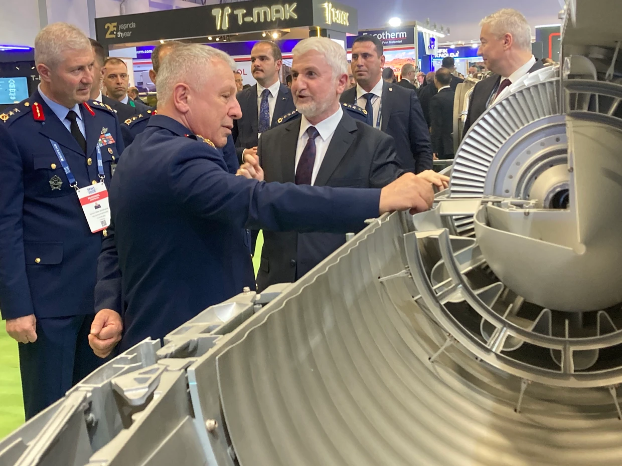 TEI-Chef Mahmut Akşit (Mitte) zeigt Luftwaffenchef Ziya Cemal Kadıoğlu eine Hubschrauberturbine.