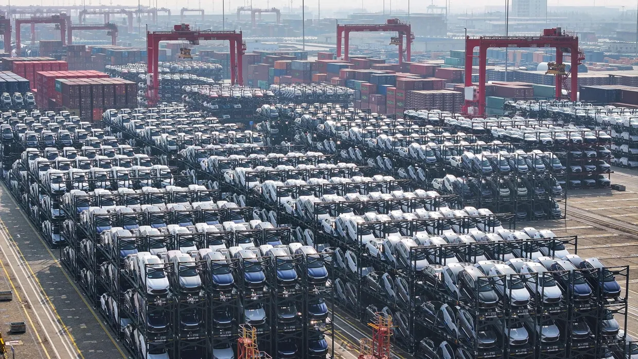 Noch kein Exporterfolg: Autos des chinesischen Herstellers BYD stapeln sich versandfertig im Hafen von Suzhou.