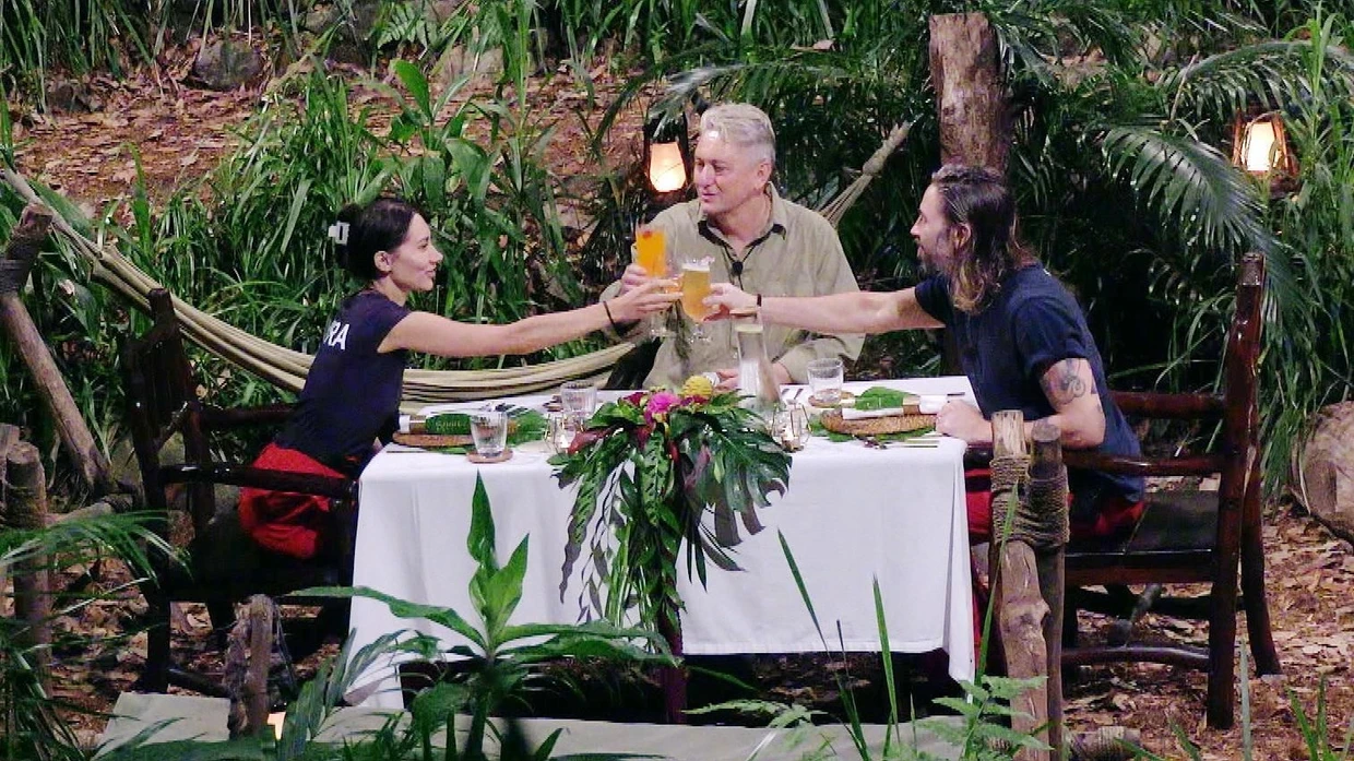 Abschlussdinner: Samira Yavuz, Hubert Fella und Gil Ofarim stoßen auf ihre Zeit im Dschungel an-