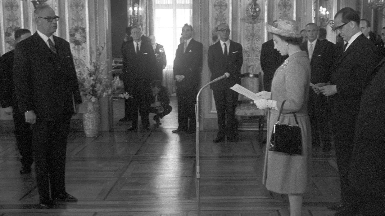 Ansprache: Die junge Königin Elisabeth während ihres ersten Besuchs 1965 in Wiesbaden