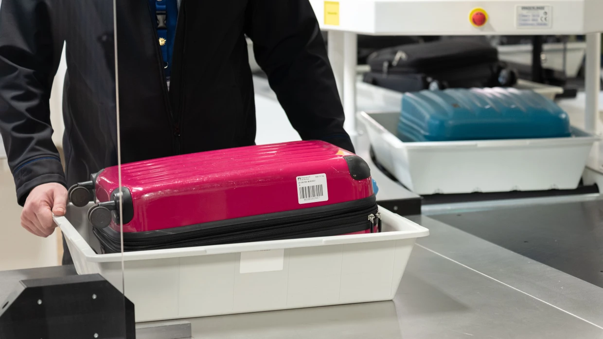 Nicht ohne meinen Trolley: Handgepäck wird am Flughafen an der Sicherheitskontrolle inspiziert.