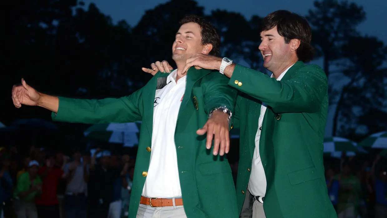 Vorjahressieger Bubba Watson (rechts) reicht dem neuen Gewinner Adam Scott das Grüne Jackett