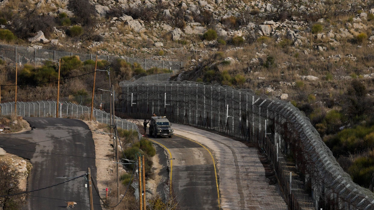 Israel, Madschdal Schams: Israelische Soldaten stehen neben einem gepanzerten Fahrzeug, bevor sie den Sicherheitszaun überqueren und sich in Richtung der sogenannten Alpha-Linie bewegen, die die von Israel kontrollierten Golanhöhen von Syrien trennt.