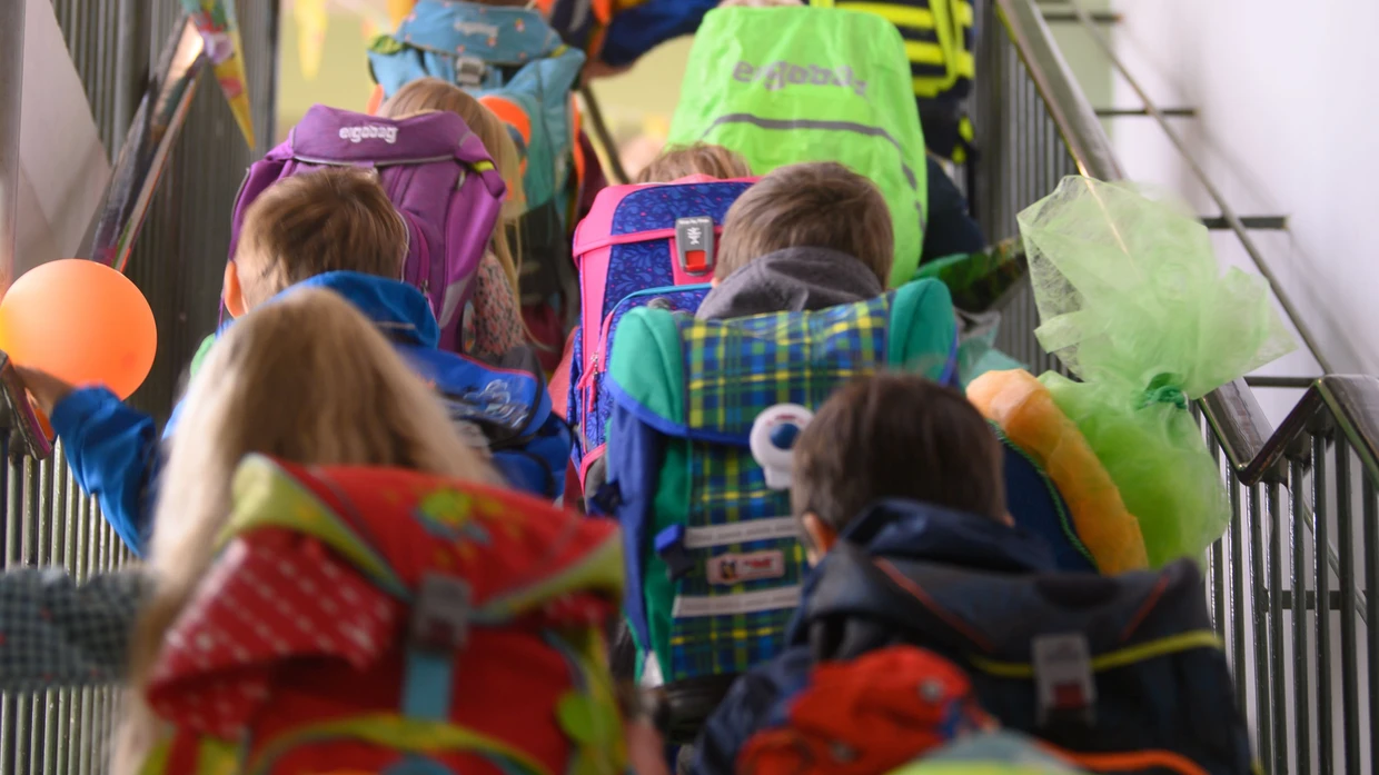 Weil ein Geländer nur 103 und nicht 110 Zentimeter hoch ist, saßen bis vor Kurzem zwölf Wachleute abwechselnd im Treppenhaus einer Frankfurter Schule.