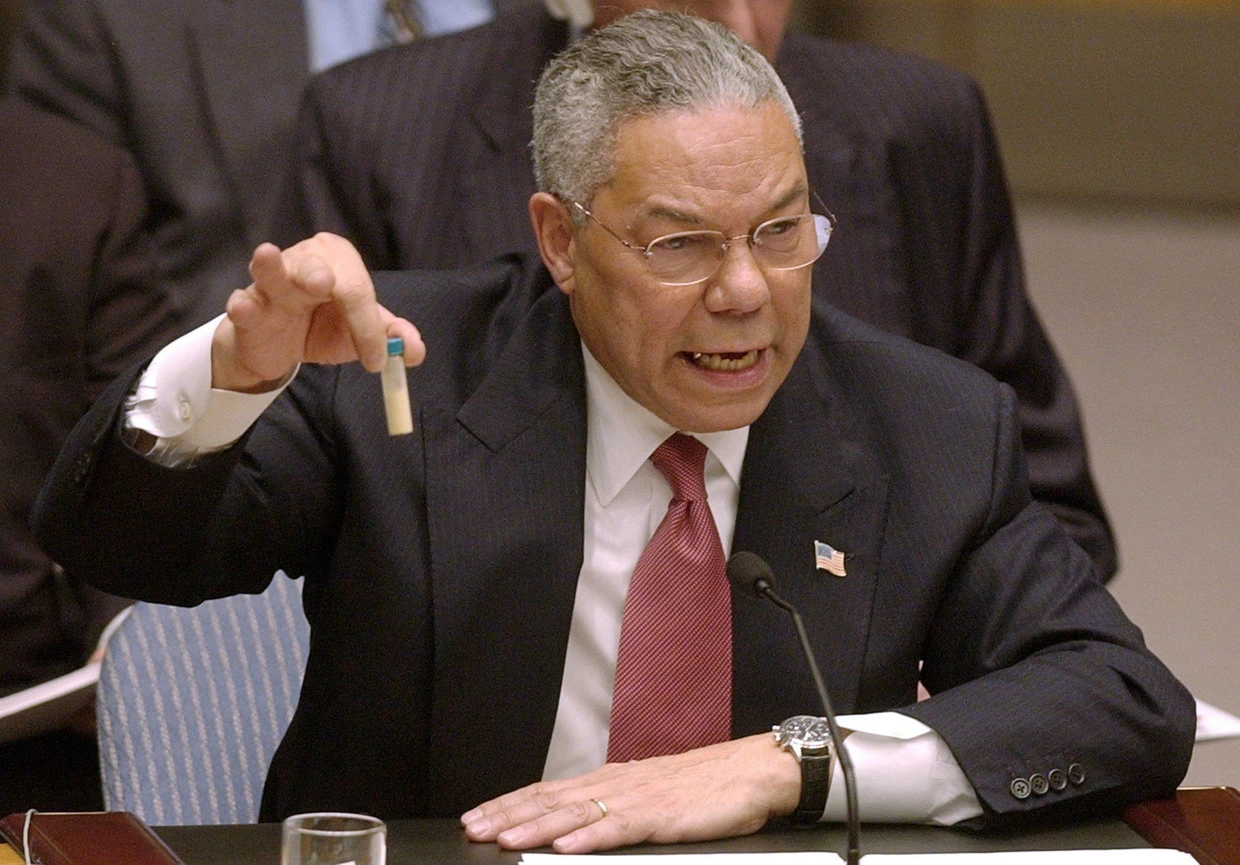 Angeblicher Beweis: Der damalige US-Außenminister Colin Powell am 5. Februar 2003 vor dem UN-Sicherheitsrat mit einer vorgeblichen Anthrax-Probe aus einem irakischen Waffenprogramm