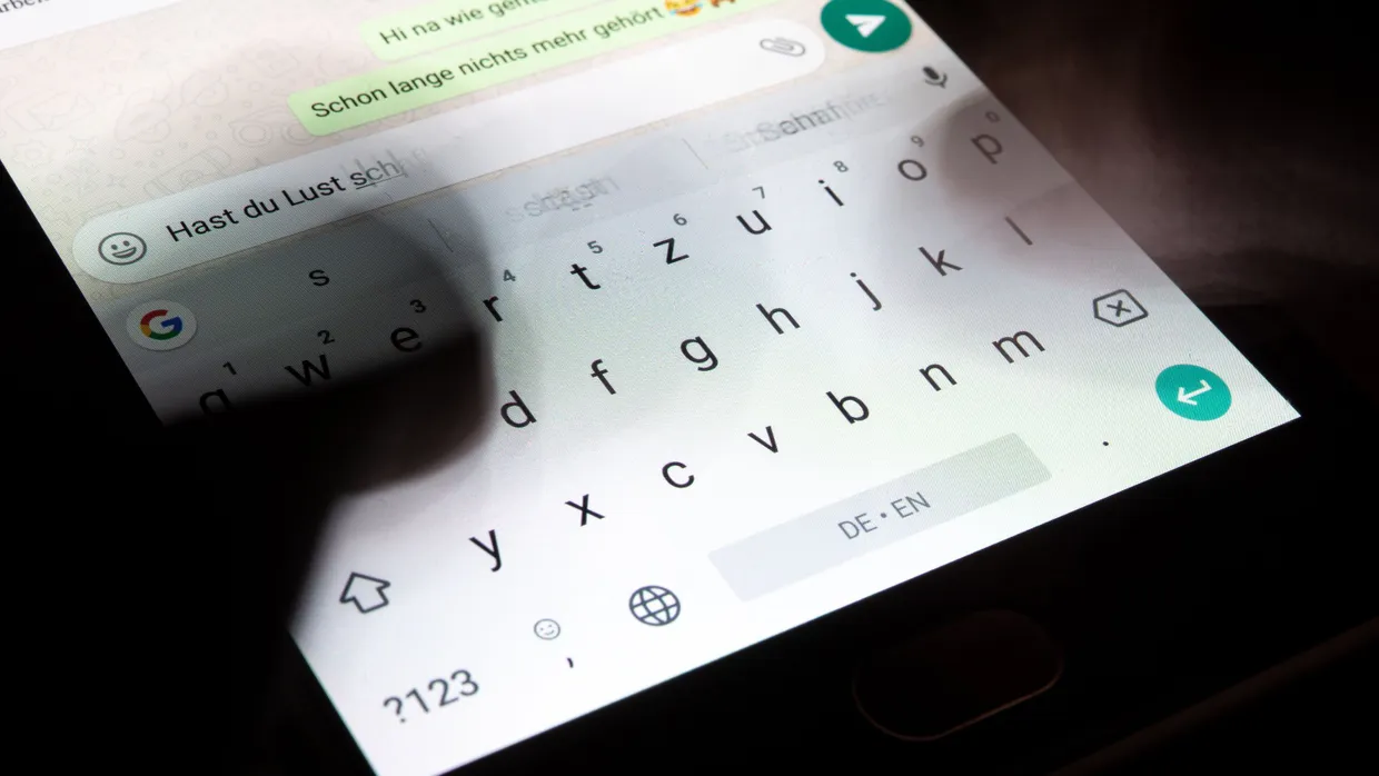 Eine Person tippt etwas in die virtuelle Tastatur eines Smartphones (Symbolbild): Die Bundesregierung beobachtet die Entwicklung der amerikanischen Plattform Gettr, weil sie zunehmend von der rechtsextremen Szene genutzt wird.