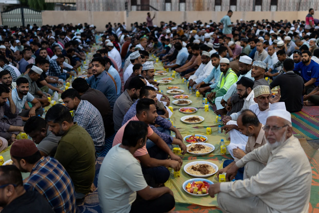 Muslime beim Fastenbrechen in Muscat, Oman.