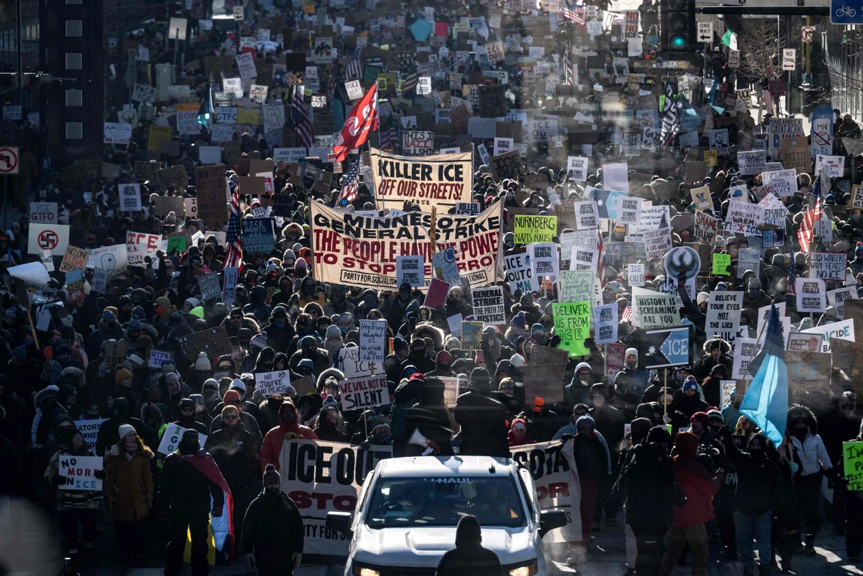Demonstranten am Sonntag in Minneapolis, Minnesota