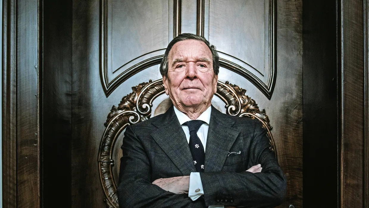 Altkanzler Gerhard Schröde steht wegen seiner ostentativen Nähe zu Wladimir Putin in der Kritik.