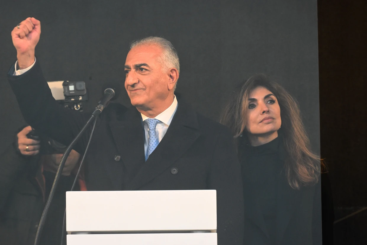 Reza Pahlavi mit seiner Frau Yasmine Pahlavi bei der Demonstration am Samstag in München
