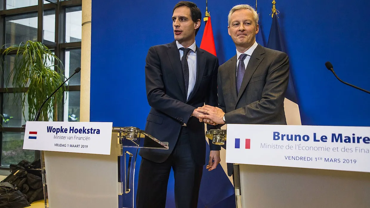 Der französische Finanzminister Bruno Le Maire (r) und sein niederländischer Amtskollege Wopke Hoekstra am Freitag bei einer Pressekonferenz in Paris
