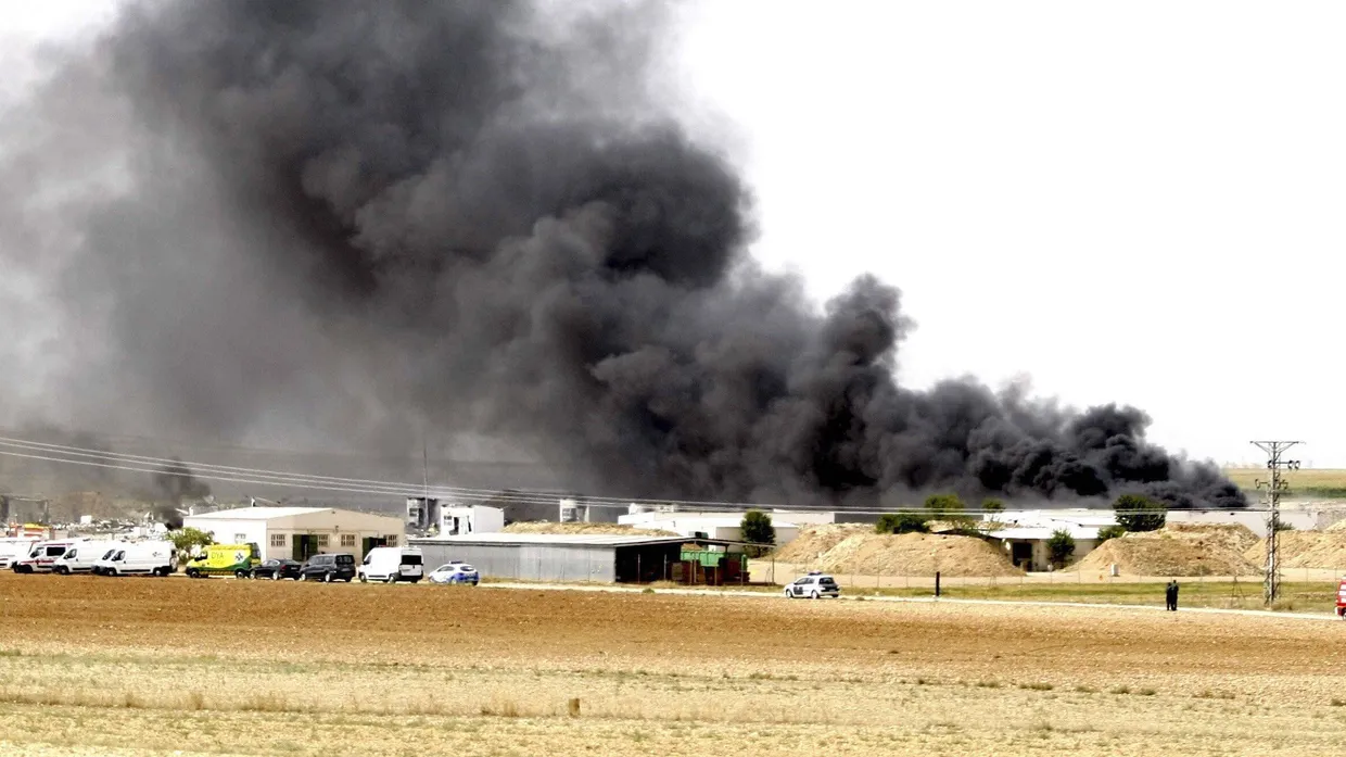 Die Löscharbeiten gestalteten sich zunächst schwierig, es drohten weitere Explosionen.