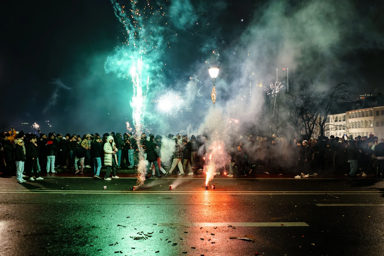 An der alten Brücke wurde bis in den frühen Morgen hinein Feuerwerk gezündet.