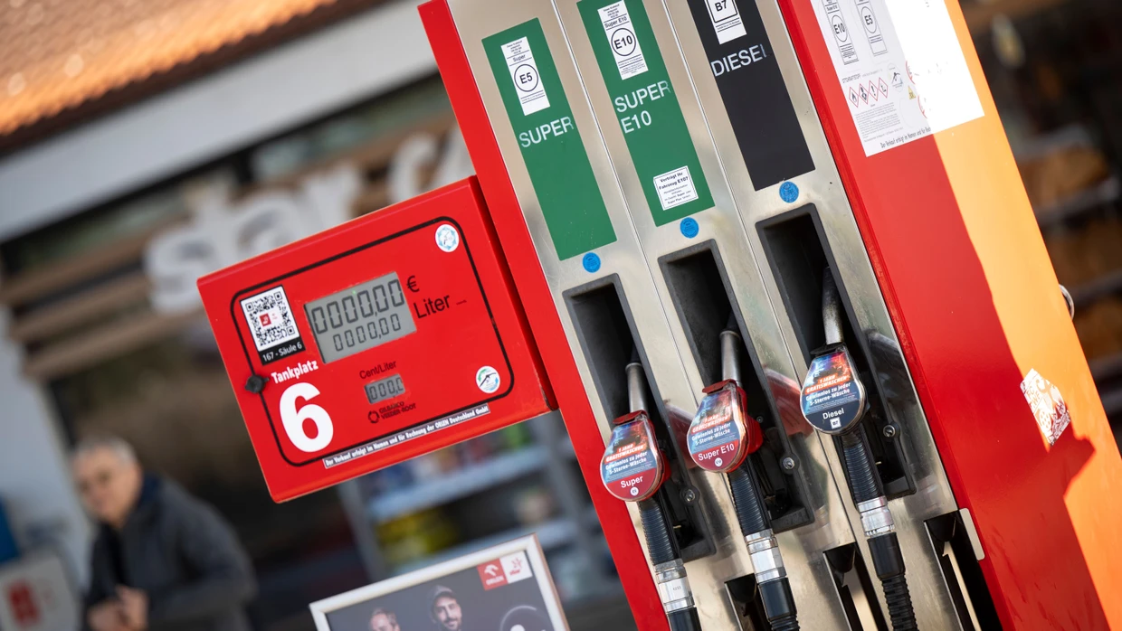 An einer Zapfsäule an einer Tankstelle in Graal-Müritz hängen die Tankschläuche der Kraftstoffe Superbenzin, Super E10 und Diesel.