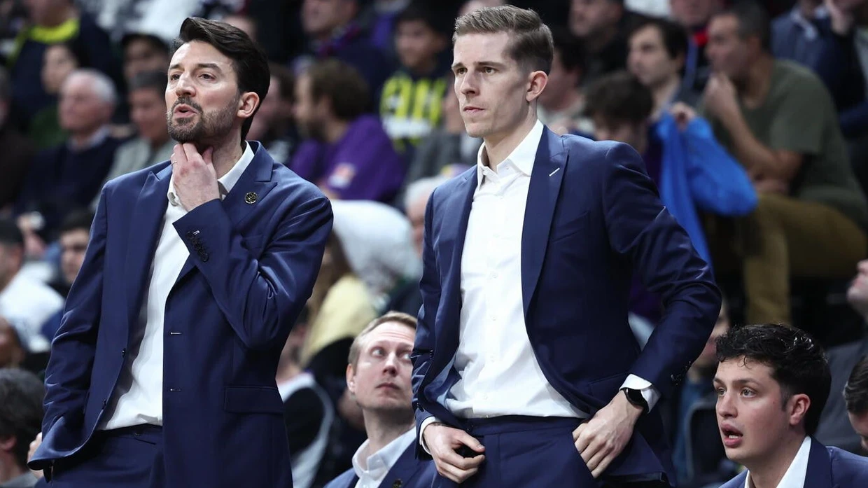 Julius Thomas (rechts), Cheftrainer von Paris Basketball, und sein inzwischen freigestellter Vorgänger Francesco Tabellini.
