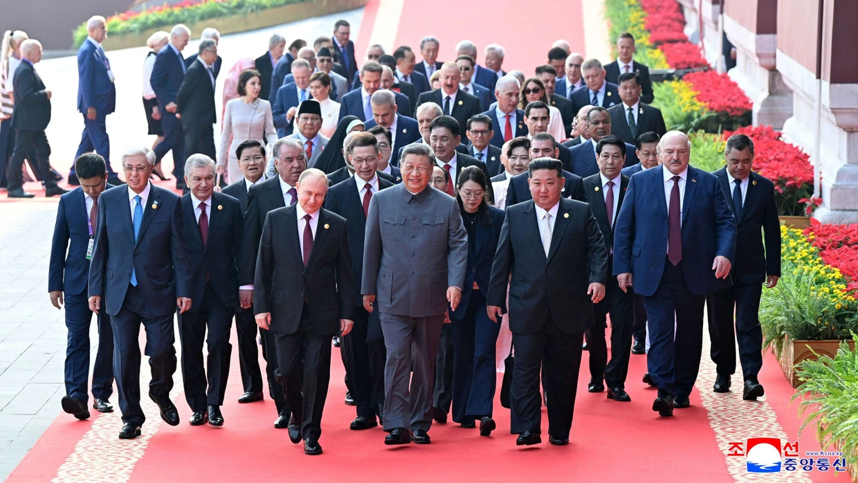 Xi Jinping mit anderen Staatschefs in Peking auf dem Weg zur Feier des achtzigsten Jahrestages des Endes des Zweiten Weltkriegs.