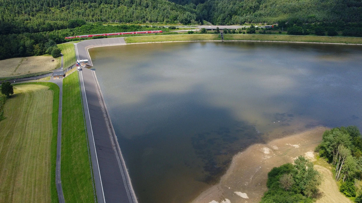Bad Soden-Salmünster: Die Kinzigtalsperre staut die Kinzig bei Bad Soden-Salmünster.