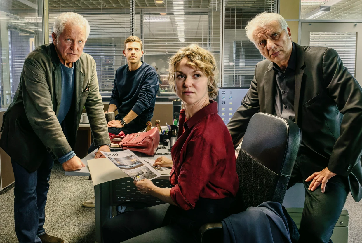 Fallbesprechung, Episode 99: Kriminalhauptkommissar Ivo Batic (Miroslav Nemec), Kriminaloberkommissar Kalli Hammermann (Ferdinand Hofer), Christine Lerch (Lisa Wagner) und Kriminalhauptkommissar Franz Leitmayr (Udo Wachtveitl, v.l.) grübeln.