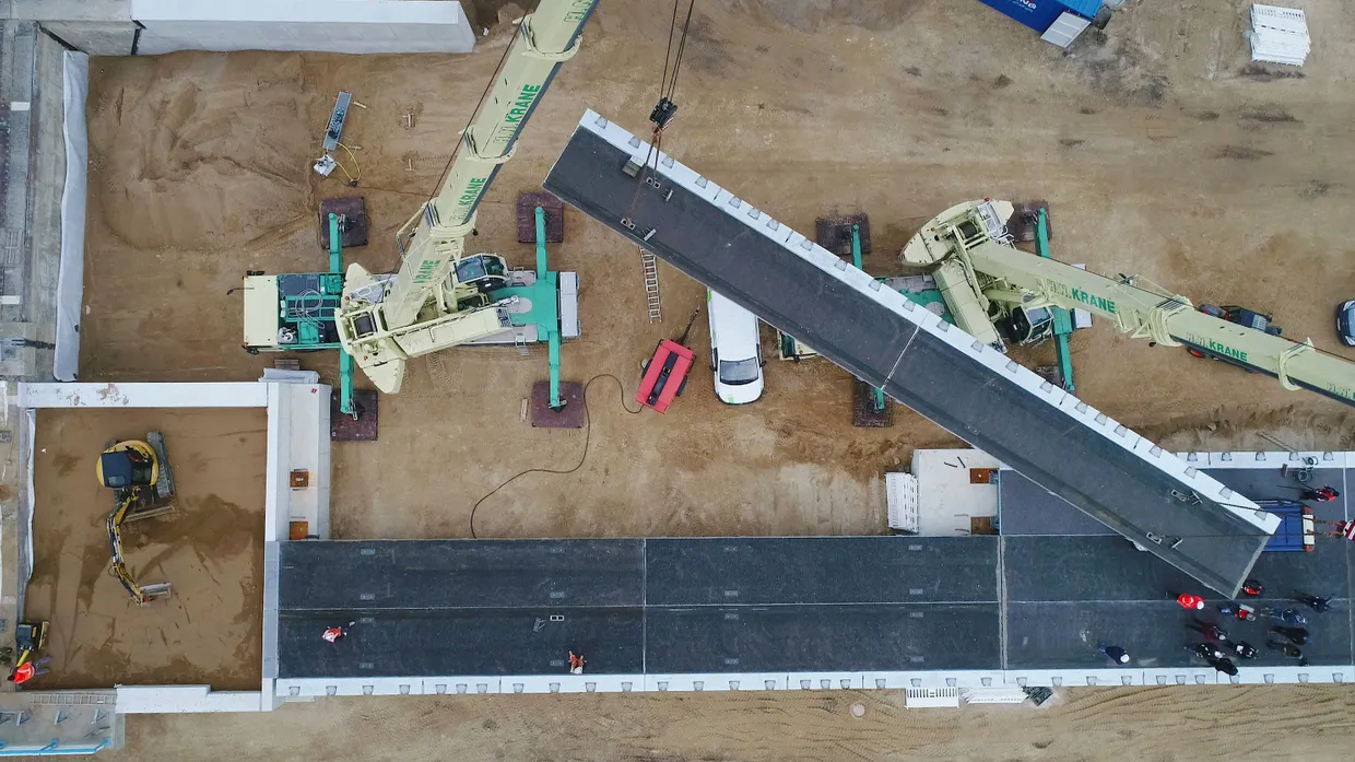 Baustelle Autobahn: An der Behelfsbrücke für die abgesackte Autobahn A20 wird im November 2018 das letzte Bauteil östlich der Trebeltalbrücke verlegt.