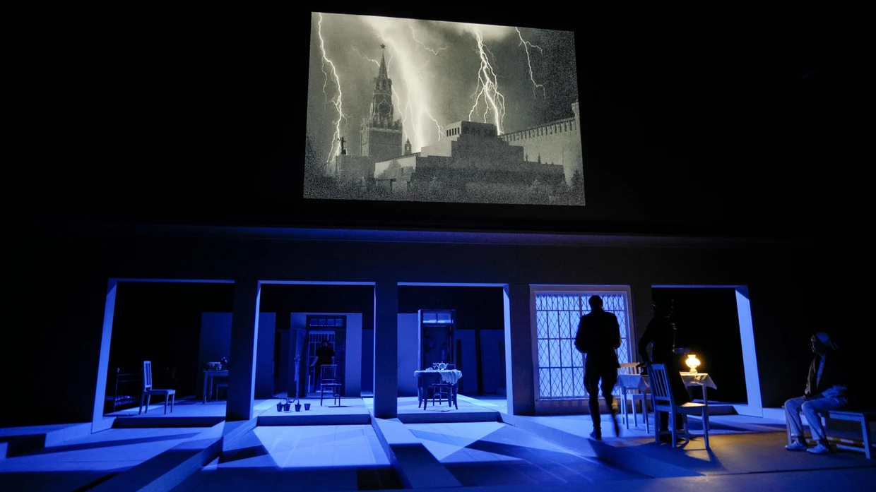 Oleg Golovkos Bühne ist ebenso beeindruckend wie beklemmend.