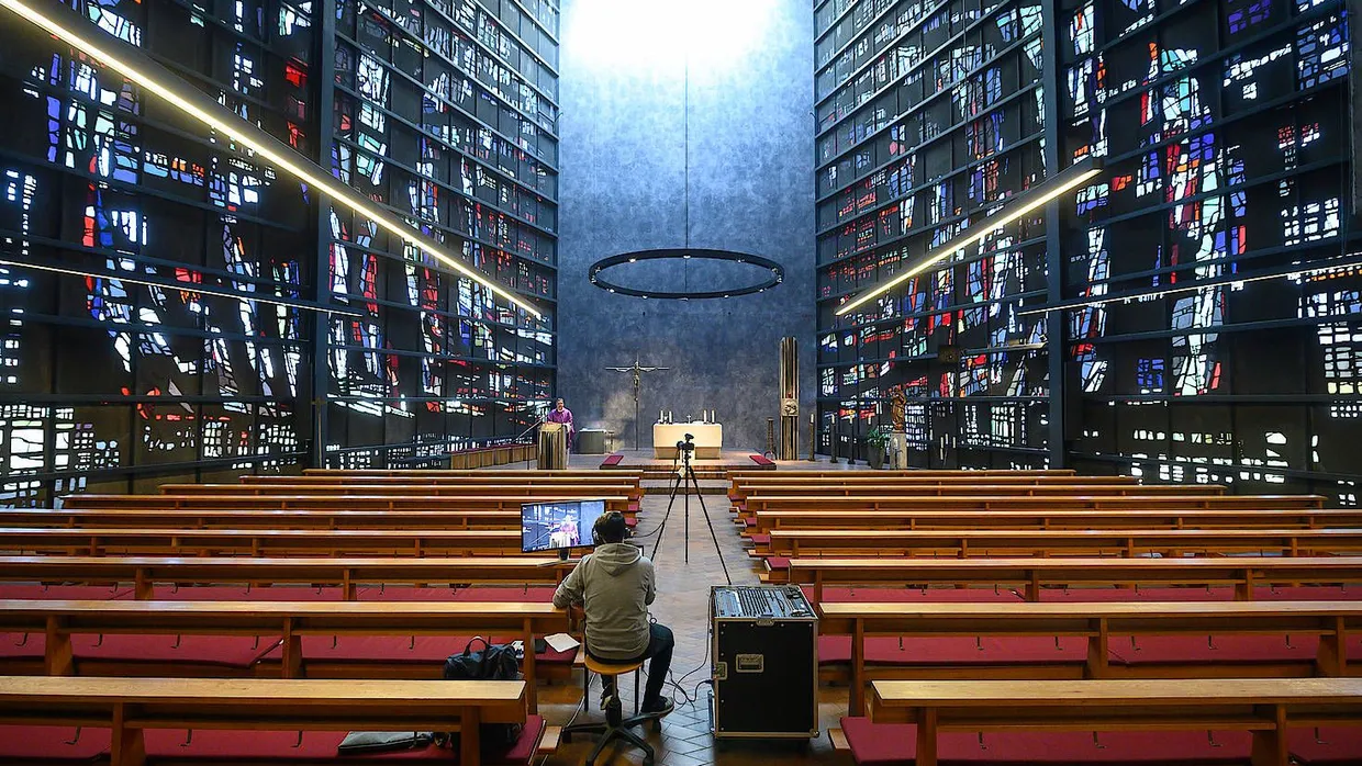 Pfarrvikar Patrick Stauß leitet in einer leeren Kirche einen Gottesdienst der katholischen Kirchengemeinde Mariä Himmelfahrt, der auf YouTube gestreamt wird.