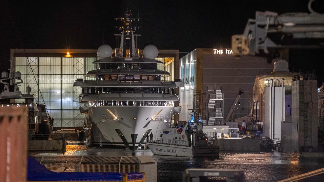 Das Schiff der italienischen Finanzpolizei ist im Mai vor der Luxusjacht „Scheherazade“ in der Toskana zu sehen. Die Finanzbehörden untersuchen, wer Eigentümer der 700-Millionen-Dollar-Jacht ist.