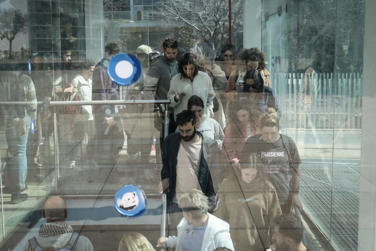 Alltag in Tel Aviv: Menschen eilen in einen Schutzraum, nachdem Raketen-Alarm ausgelöst wurde